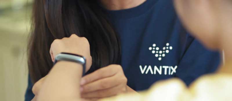 Vantix đã chế tạo thiết bị đeo tay vBand tương tự như đồng hồ thông minh